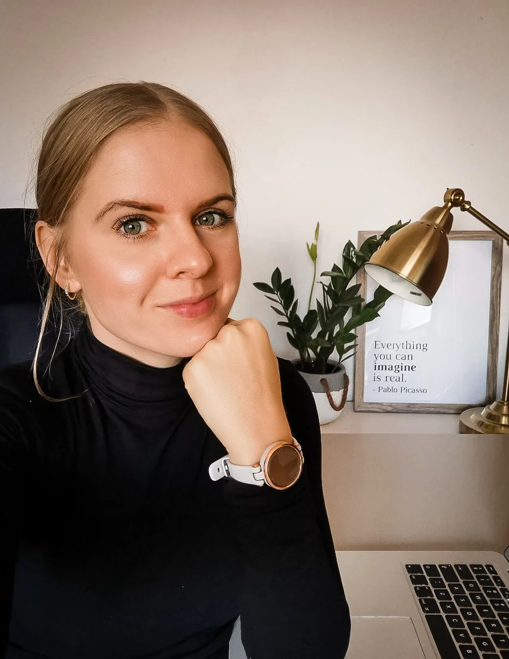 Emilia Kochańska przy biurku – autorka e-booka, Social Media Managerka.